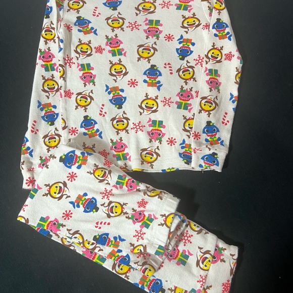 Baby shark Christmas girl's pajama set 5t - Picture 3 of 4